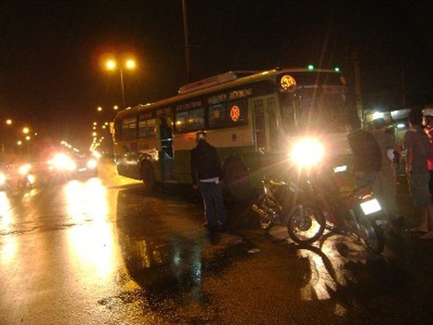 Đôi nam nữ trọng thương vì xe bus đâm ngang