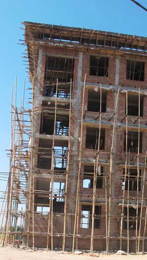 Hãi hùng giàn giáo tre vá víu ở công trình cao tầng