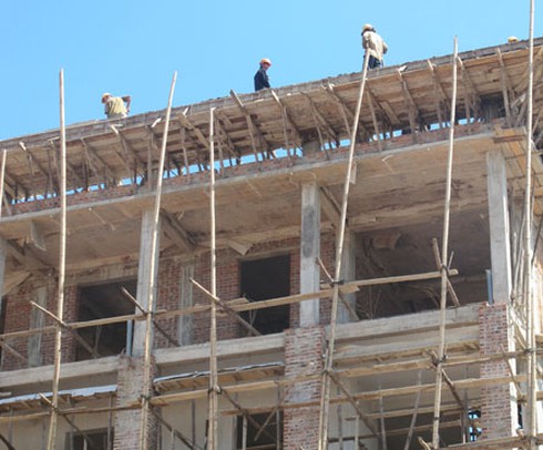 Hãi hùng giàn giáo tre vá víu ở công trình cao tầng