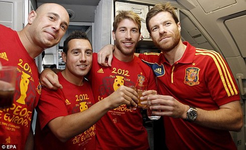 Người hâm mộ chào đón những người hùng TBN