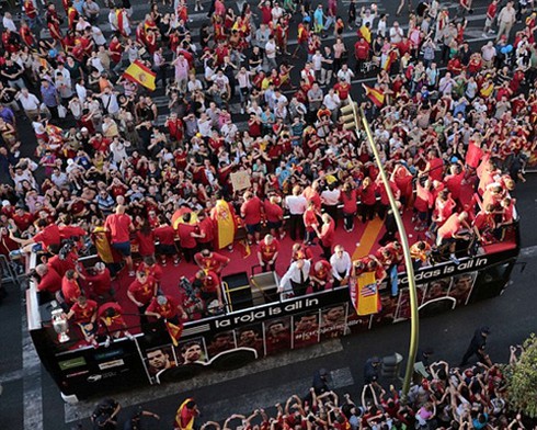 Người hâm mộ chào đón những người hùng TBN