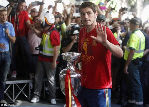 Người hâm mộ chào đón những người hùng TBN