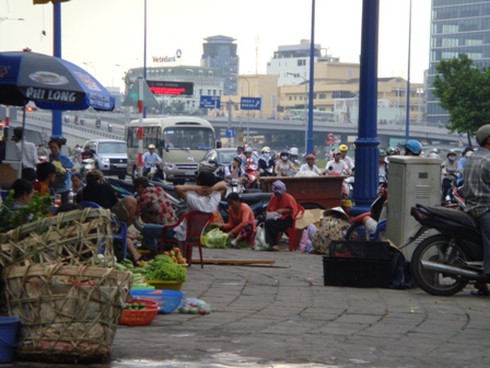 Hàng rong, họp chợ bủa vây con đường đẹp nhất TP.HCM