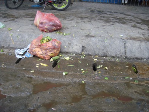 Hàng rong, họp chợ bủa vây con đường đẹp nhất TP.HCM