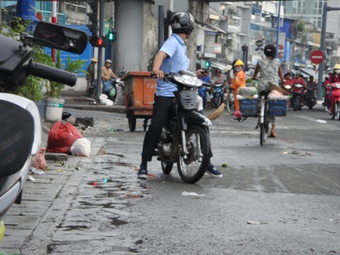 Hàng rong, họp chợ bủa vây con đường đẹp nhất TP.HCM