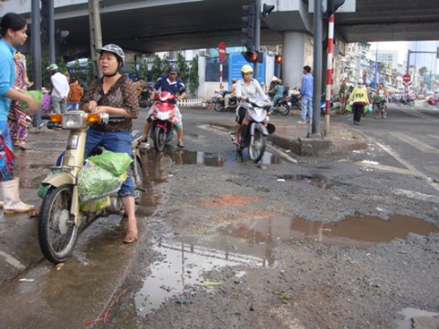 Hàng rong, họp chợ bủa vây con đường đẹp nhất TP.HCM