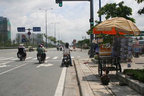 Hàng rong, họp chợ bủa vây con đường đẹp nhất TP.HCM