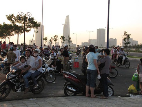 Hàng rong, họp chợ bủa vây con đường đẹp nhất TP.HCM