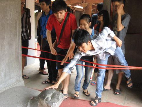 Liều lĩnh cưỡi đầu rùa, ghi tên vào bia đá Văn Miếu