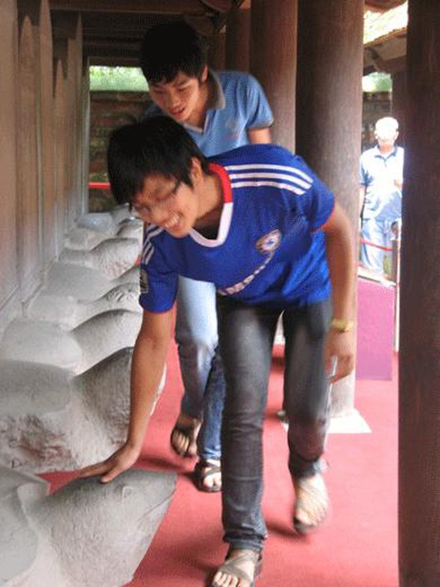 Liều lĩnh cưỡi đầu rùa, ghi tên vào bia đá Văn Miếu