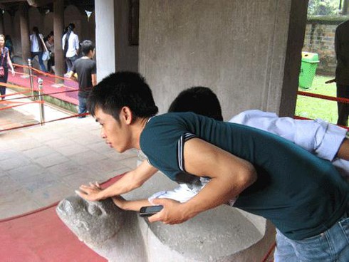 Liều lĩnh cưỡi đầu rùa, ghi tên vào bia đá Văn Miếu