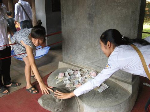 Liều lĩnh cưỡi đầu rùa, ghi tên vào bia đá Văn Miếu