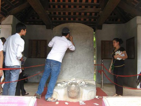 Liều lĩnh cưỡi đầu rùa, ghi tên vào bia đá Văn Miếu