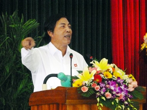 `Đuổi` ngân hàng `nói một đằng làm một nẻo`