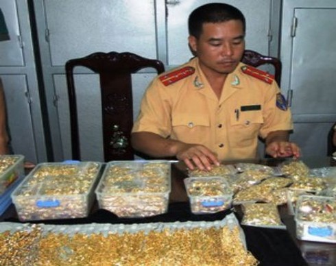 Phát hiện 'xế hộp' chở theo hơn 19kg vàng