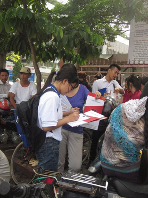 “Cò” tuyển sinh bủa vây các điểm thi ĐH