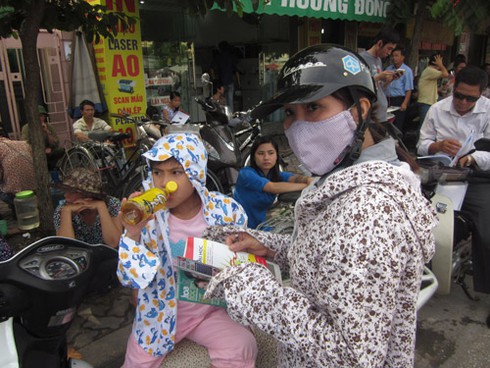 “Cò” tuyển sinh bủa vây các điểm thi ĐH