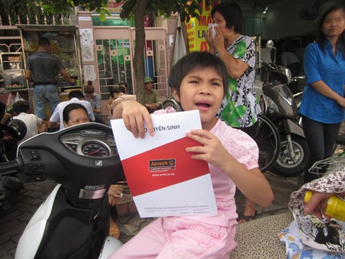 “Cò” tuyển sinh bủa vây các điểm thi ĐH