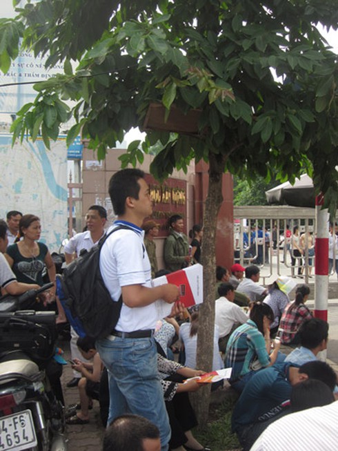 “Cò” tuyển sinh bủa vây các điểm thi ĐH