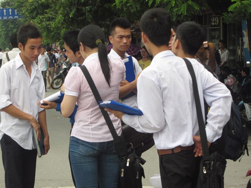 “Cò” tuyển sinh bủa vây các điểm thi ĐH