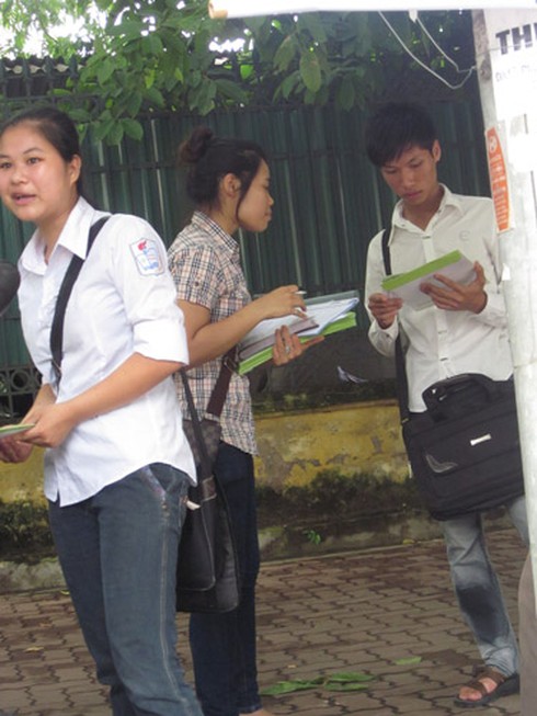 “Cò” tuyển sinh bủa vây các điểm thi ĐH