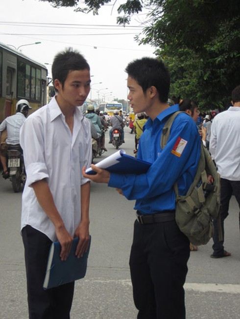 “Cò” tuyển sinh bủa vây các điểm thi ĐH