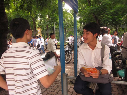 “Cò” tuyển sinh bủa vây các điểm thi ĐH