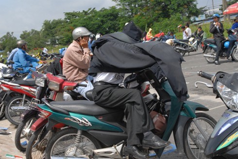 Những phụ huynh “đội nắng” chờ con