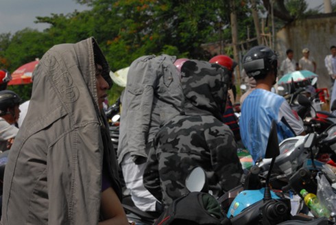 Những phụ huynh “đội nắng” chờ con