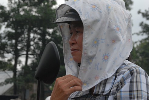 Những phụ huynh “đội nắng” chờ con