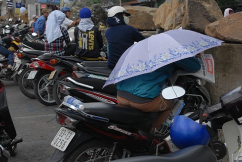 Những phụ huynh “đội nắng” chờ con