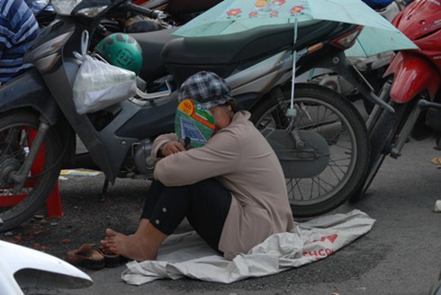 Những phụ huynh “đội nắng” chờ con