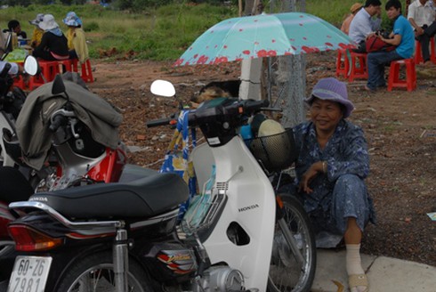 Những phụ huynh “đội nắng” chờ con