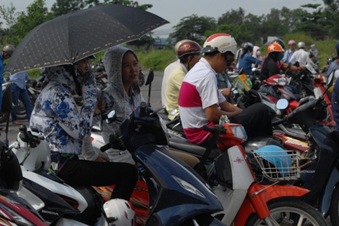 Những phụ huynh “đội nắng” chờ con