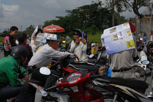 Những phụ huynh “đội nắng” chờ con