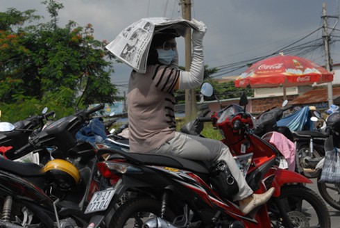 Những phụ huynh “đội nắng” chờ con