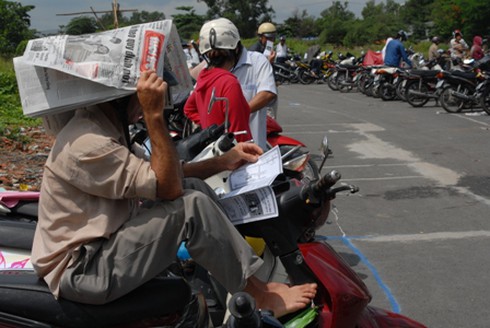 Những phụ huynh “đội nắng” chờ con