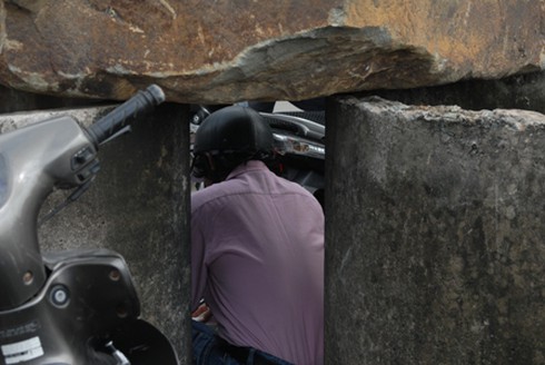 Những phụ huynh “đội nắng” chờ con