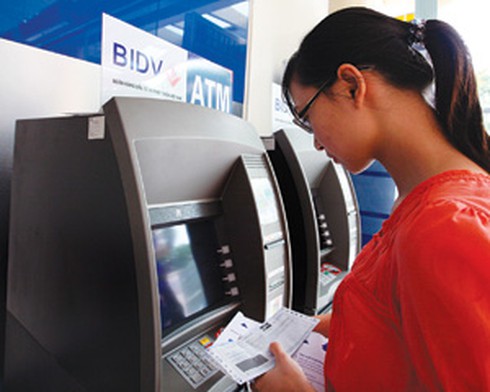Sẽ `xử` nghiêm ngân hàng lách thu phí ATM