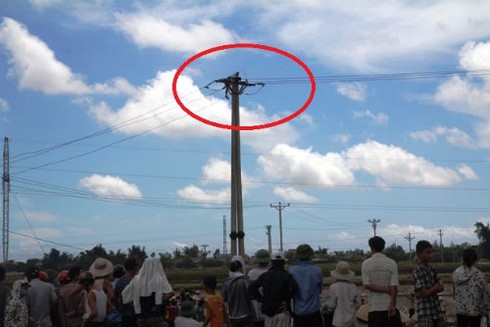 Một thanh niên chết trên đỉnh cột điện cao 10m