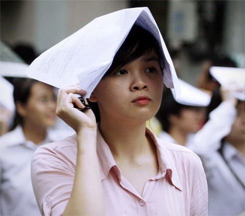 Đề Lý hơi dài, sĩ tử vẫn tiếp tục căng thẳng