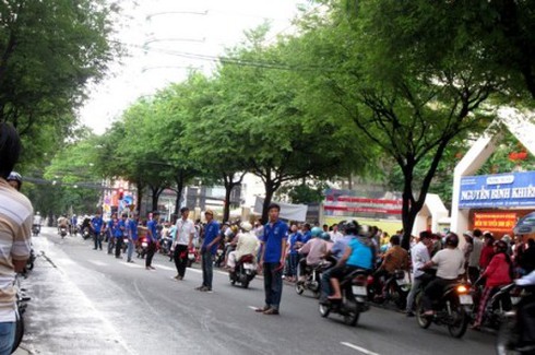 TP.HCM: Sĩ tử, người dân mướt mồ hôi trở về