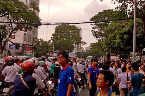 TP.HCM: Sĩ tử, người dân mướt mồ hôi trở về