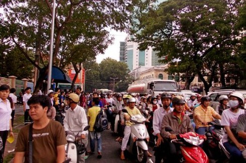 TP.HCM: Sĩ tử, người dân mướt mồ hôi trở về