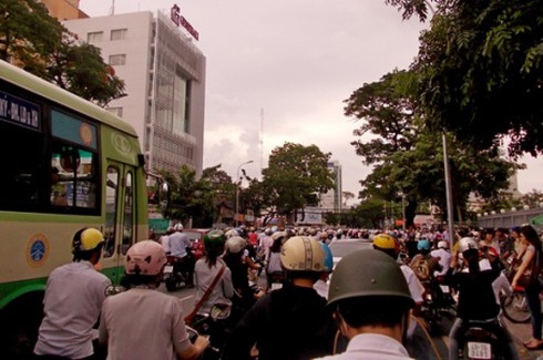 TP.HCM: Sĩ tử, người dân mướt mồ hôi trở về