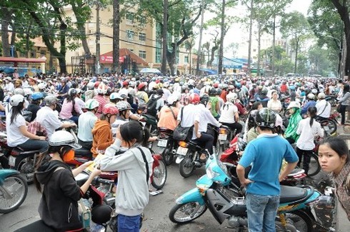 TP.HCM: Sĩ tử, người dân mướt mồ hôi trở về