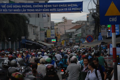 TP.HCM: Sĩ tử, người dân mướt mồ hôi trở về