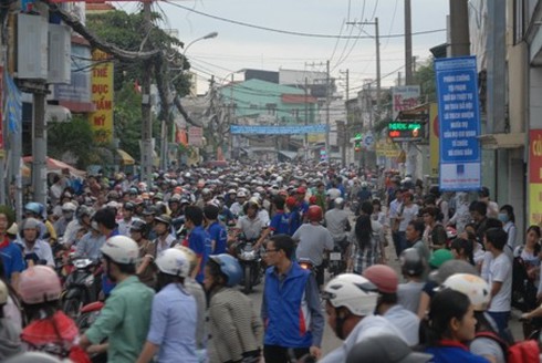 TP.HCM: Sĩ tử, người dân mướt mồ hôi trở về