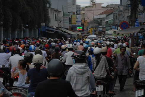 TP.HCM: Sĩ tử, người dân mướt mồ hôi trở về