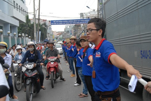 TP.HCM: Sĩ tử, người dân mướt mồ hôi trở về